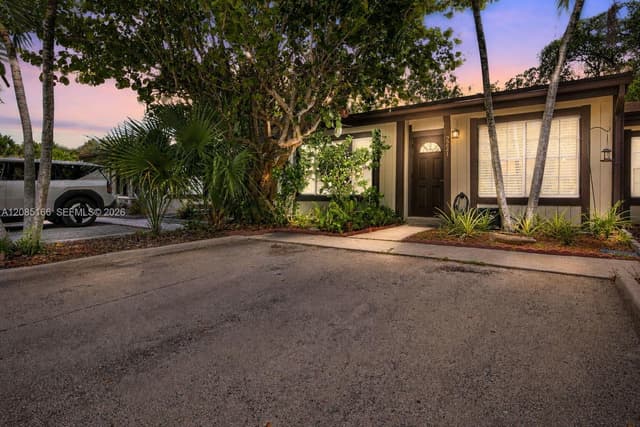2221 Buttonwood Ave, Pembroke Pines FL 33026 - Pembroke Pines, FL - Photo 3