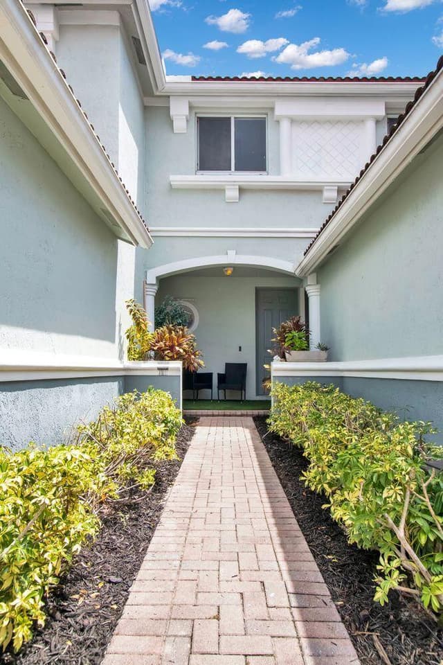 2145 Oakmont Drive, Riviera Beach FL 33404 - Riviera Beach, FL - Photo 2