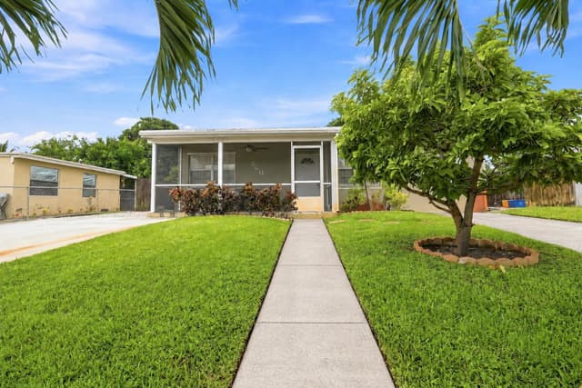 560 Seagrape Road, Lantana FL 33462 - Lantana, FL - Photo 2