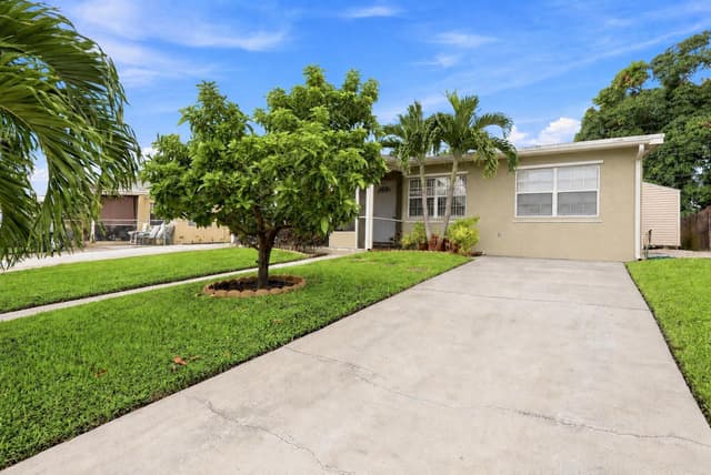 560 Seagrape Road, Lantana FL 33462 - Lantana, FL - Photo 3