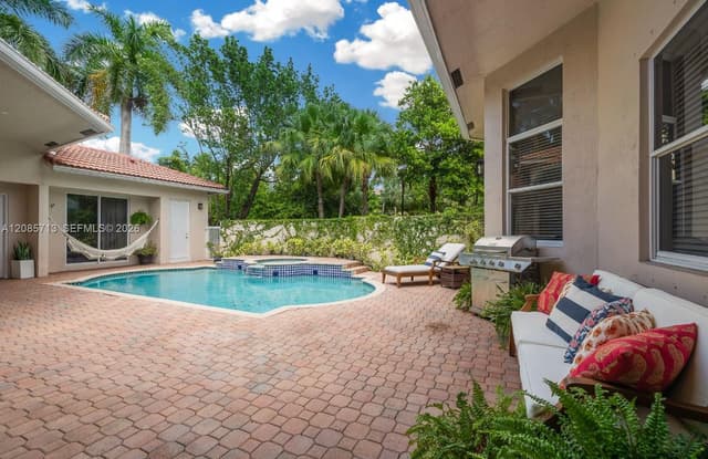 1604 Victoria Pointe Ln, Weston FL 33327 - Weston, FL - Photo 6