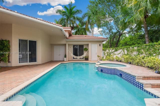 1604 Victoria Pointe Ln, Weston FL 33327 - Weston, FL - Photo 4
