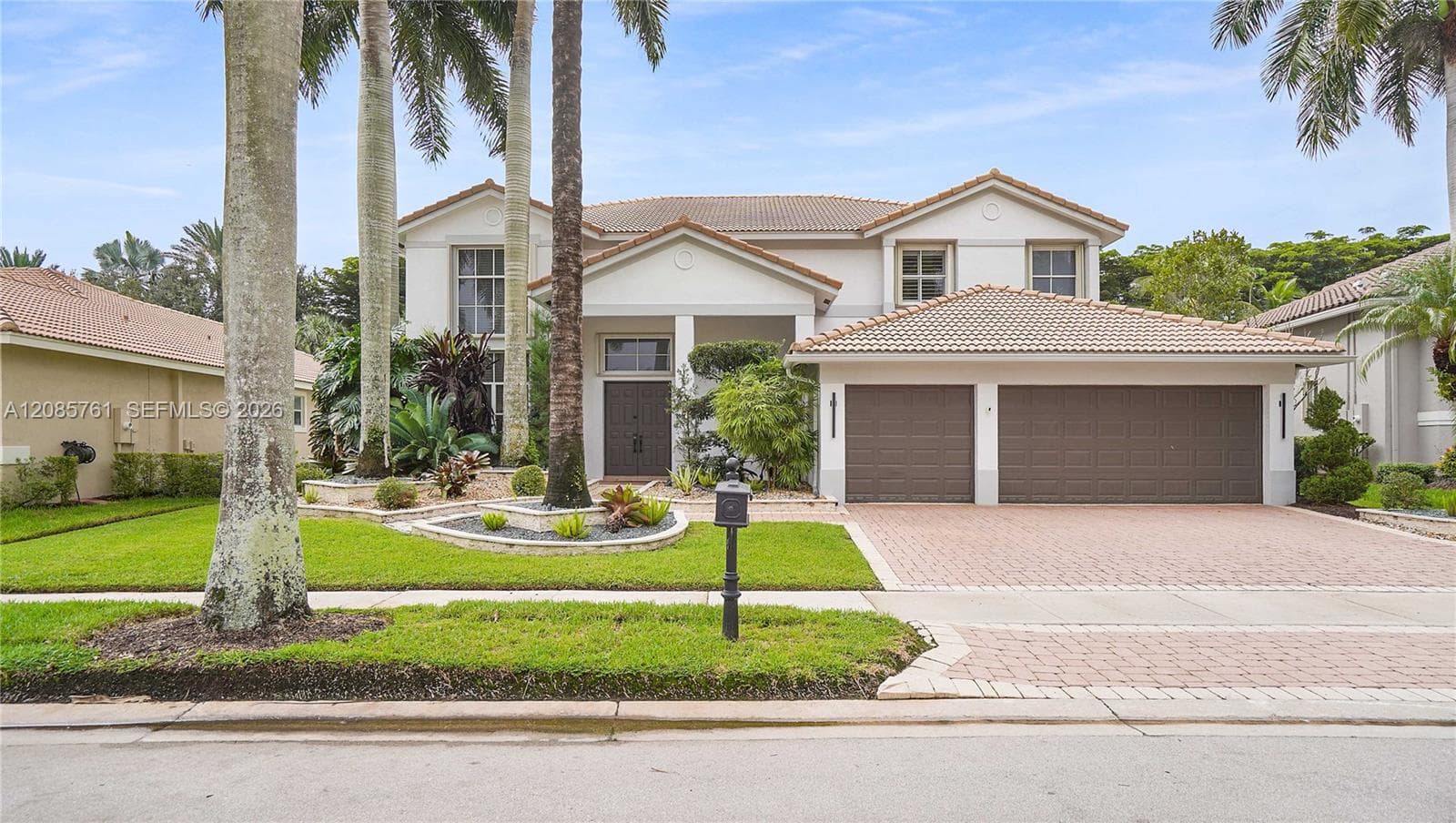 1606 Victoria Pointe Cir, Weston FL 33327