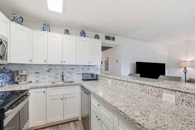 209 Brighton E, Boca Raton FL 33434 - Boca Raton, FL - Photo 3