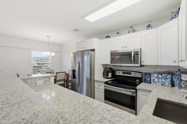 209 Brighton E, Boca Raton FL 33434 - Boca Raton, FL - Photo 5