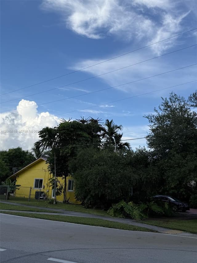 400 Oriole Ave, Miami Springs FL 33166 - Miami Springs, FL - Photo 2