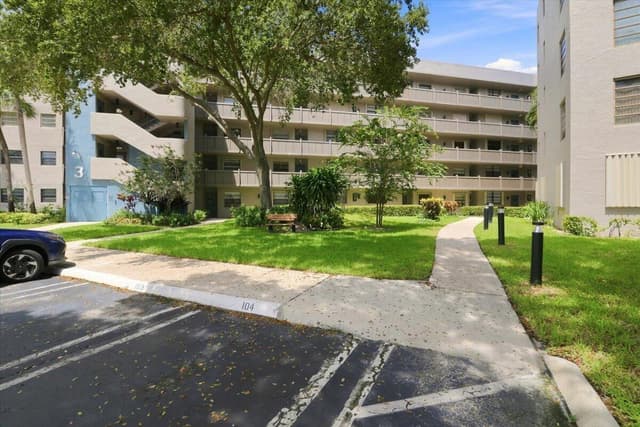 1100 COLONY POINT Circle # 121, Pembroke Pines FL 33026 - Pembroke Pines, FL - Photo 2