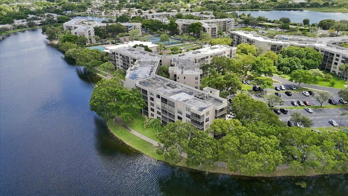 1100 COLONY POINT Circle # 121, Pembroke Pines FL 33026 - Pembroke Pines, FL - Photo 1
