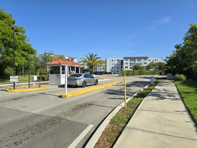 2860 SOMERSET Drive # 317K, Lauderdale Lakes FL 33311 - Lauderdale Lakes, FL - Photo 2