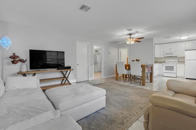 512 Holly Drive # 1, Palm Beach Gardens FL 33410 - Palm Beach Gardens, FL - Photo 2