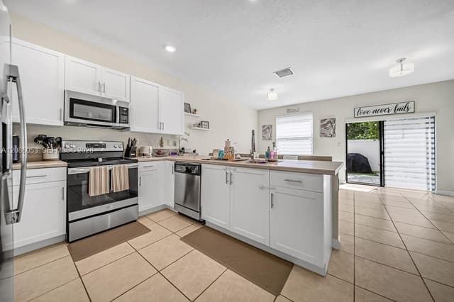 10657 W 32nd Ln, Hialeah FL 33018 - Hialeah, FL - Photo 6