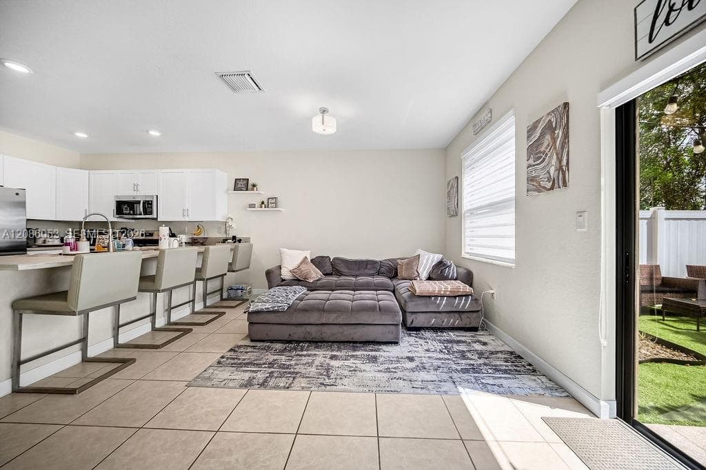 10657 W 32nd Ln, Hialeah FL 33018 - Hialeah, FL - Photo 1