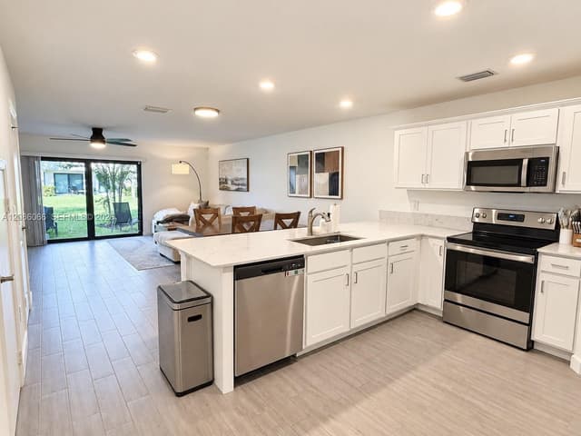 5013 Woods Edge Cir, Riviera Beach FL 33410 - Riviera Beach, FL - Photo 5