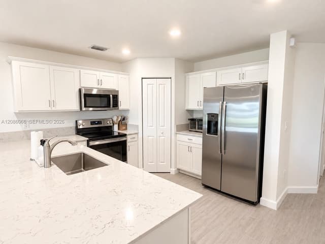 5013 Woods Edge Cir, Riviera Beach FL 33410 - Riviera Beach, FL - Photo 4