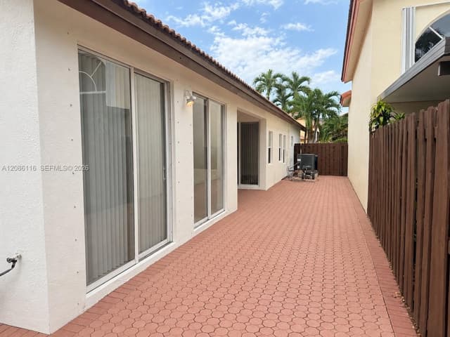 11270 NW 53rd Ln, Doral FL 33178 - Doral, FL - Photo 4