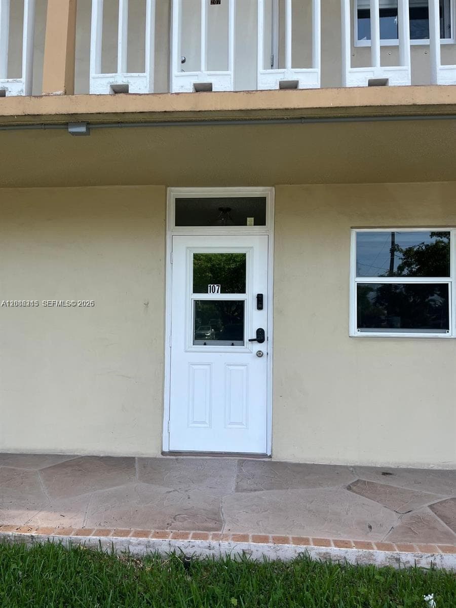 620 NE 12th Ave # 107, Hallandale Beach FL 33009 - Hallandale Beach, FL - Photo 1