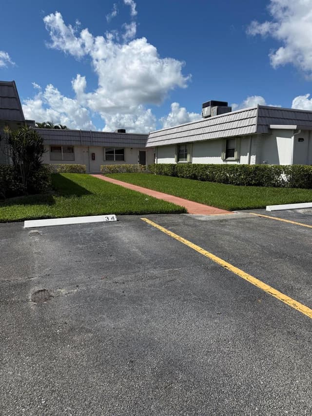 34 Valencia B, Delray Beach FL 33446 - Delray Beach, FL - Photo 2