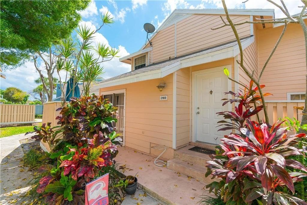 2169 CHAMPIONS Way # 2169, North Lauderdale FL 33068