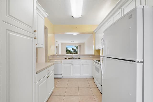 7765 YARDLEY Drive # 403, Tamarac FL 33321 - Tamarac, FL - Photo 3