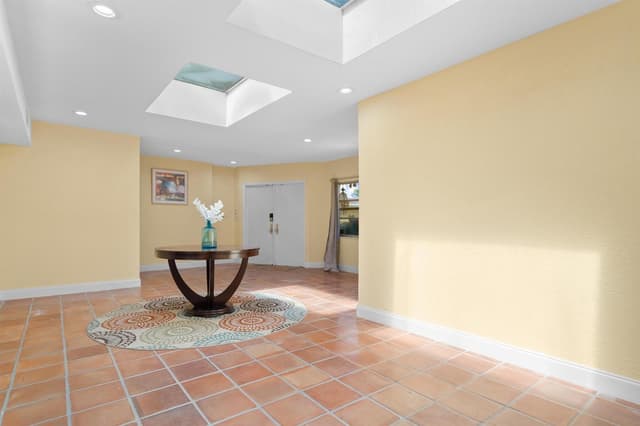 5104 White Oak Lane E, Tamarac FL 33319 - Tamarac, FL - Photo 2