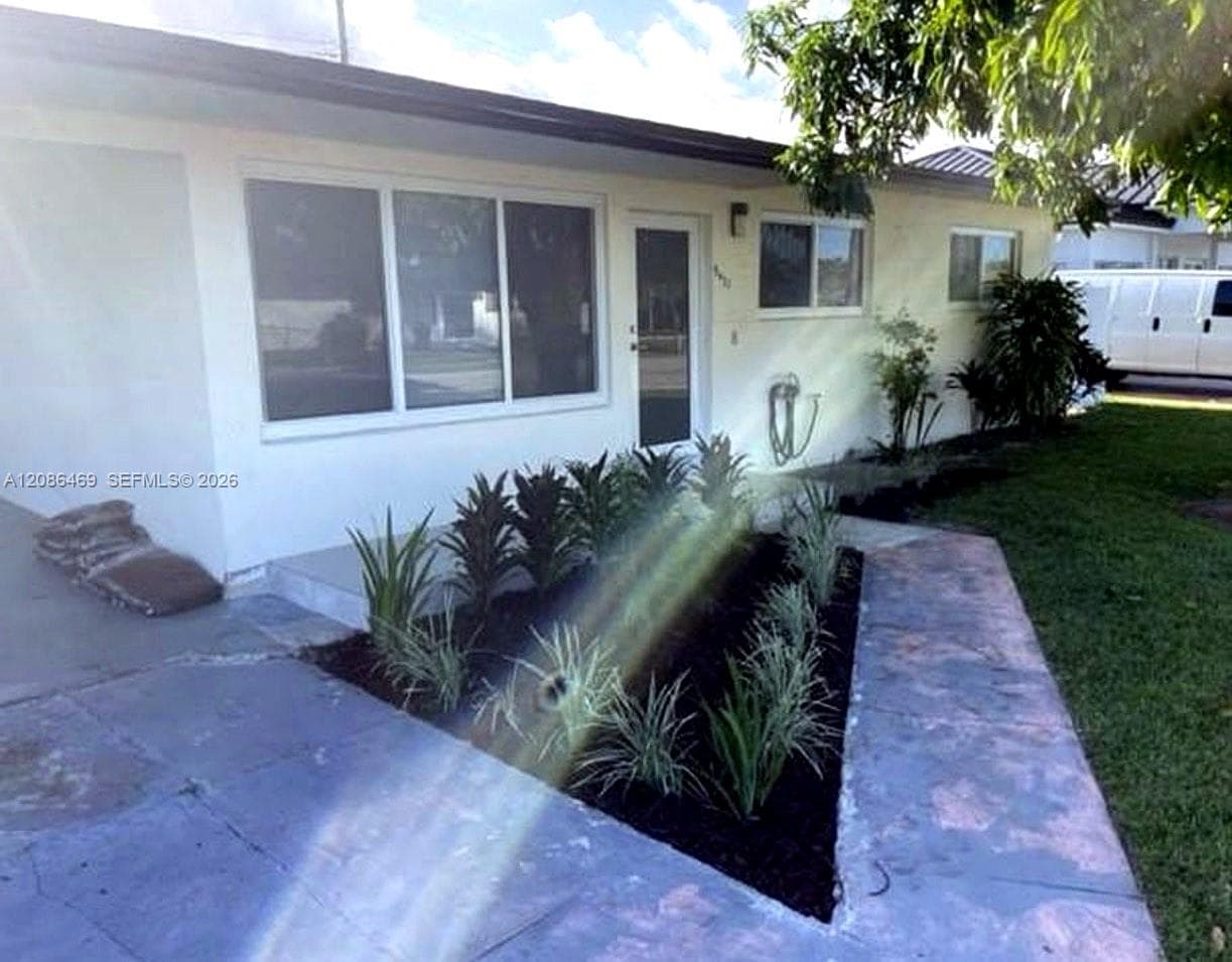 5431 W 8th Ct, Hialeah FL 33012