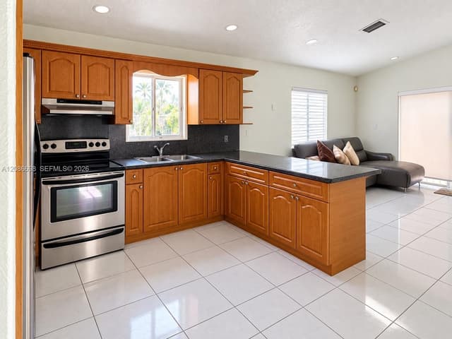 8010 NW 186th Ter, Hialeah FL 33015 - Hialeah, FL - Photo 2