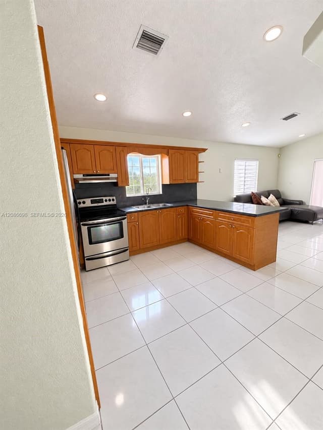 8010 NW 186th Ter, Hialeah FL 33015 - Hialeah, FL - Photo 6