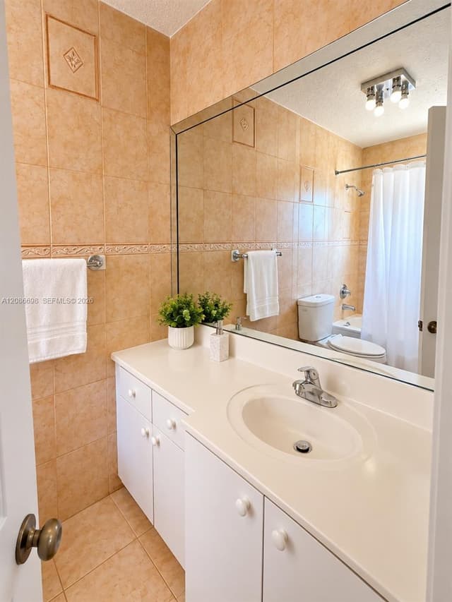 8010 NW 186th Ter, Hialeah FL 33015 - Hialeah, FL - Photo 3