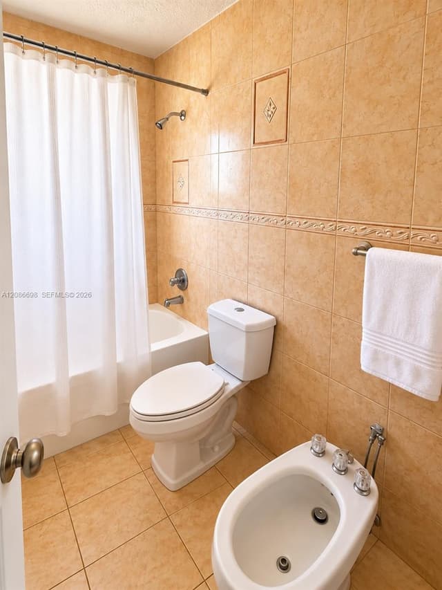 8010 NW 186th Ter, Hialeah FL 33015 - Hialeah, FL - Photo 4