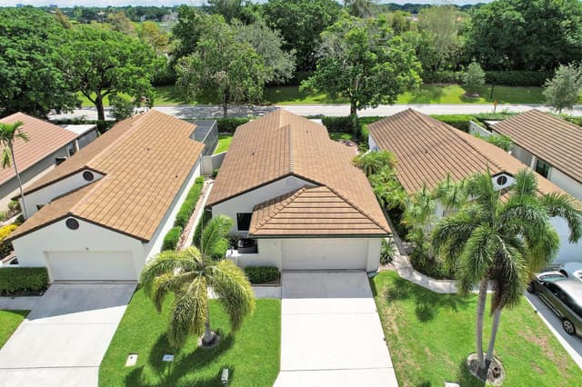 77 Ironwood Way N, Palm Beach Gardens FL 33418 - Palm Beach Gardens, FL - Photo 2