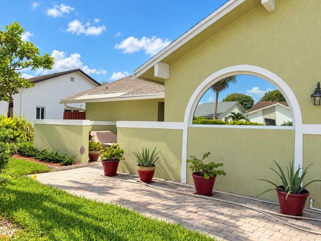 7482 NW 48TH Place, Lauderhill FL 33319 - Lauderhill, FL - Photo 2