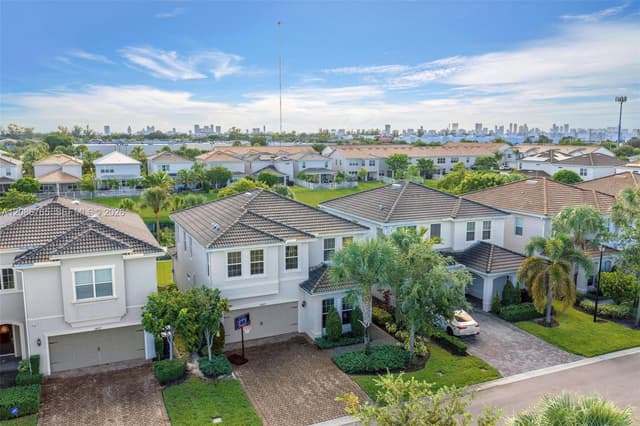 1487 Pongam Ter, Hollywood FL 33021 - Hollywood, FL - Photo 2