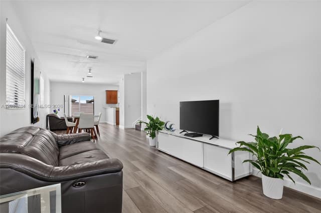 8897 NW 103rd Ave, Doral FL 33178 - Doral, FL - Photo 7