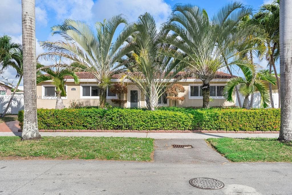 2475 NE 214th St, Aventura FL 33180