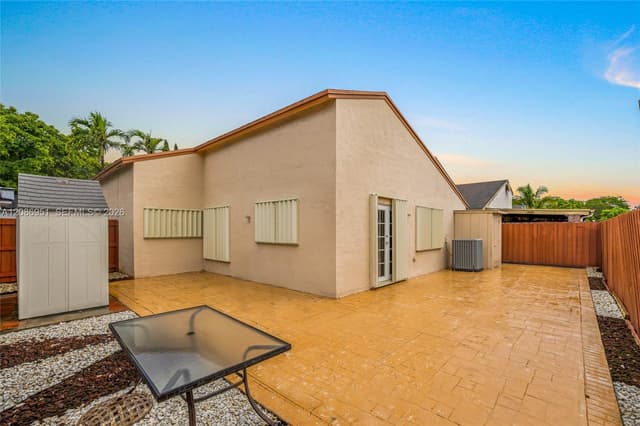 6746 NW 199th St, Hialeah FL 33015 - Hialeah, FL - Photo 4