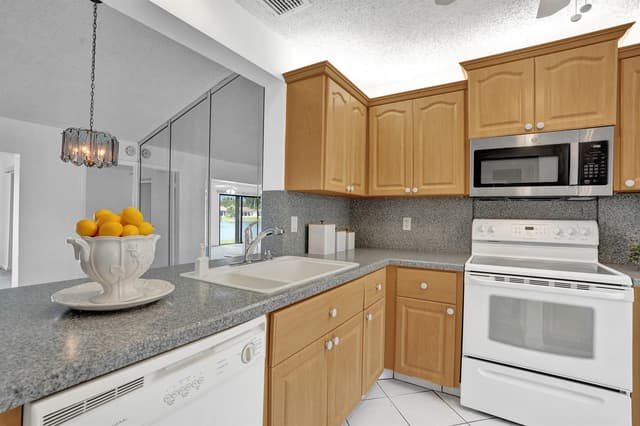 2129 SW 17TH Circle, Deerfield Beach FL 33442 - Deerfield Beach, FL - Photo 5