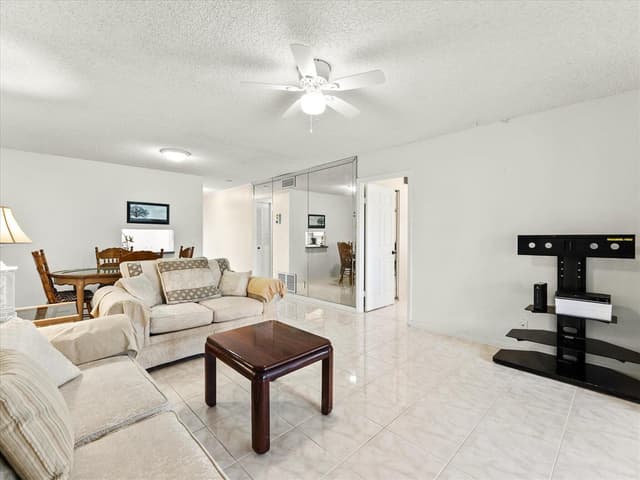 341 A Covered Bridge Boulevard, Lake Worth FL 33467 - Lake Worth, FL - Photo 4