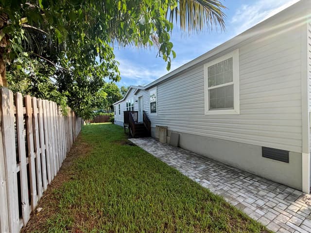 755 RIDGEWOOD Drive, West Palm Beach FL 33405 - West Palm Beach, FL - Photo 3