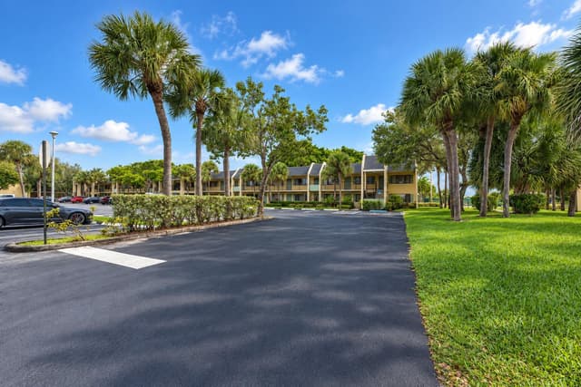 1604 Meadows Circle W, Boynton Beach FL 33436 - Boynton Beach, FL - Photo 2
