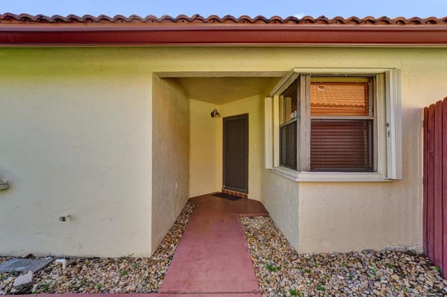 11330 SW 8th Place, Pembroke Pines FL 33025 - Pembroke Pines, FL - Photo 4