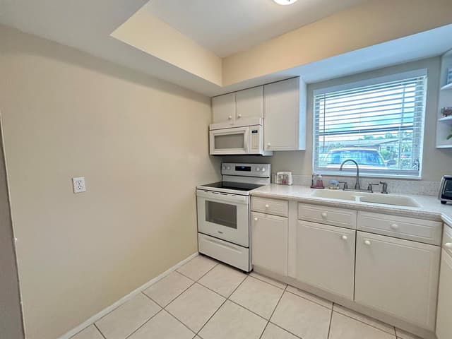 2811 Ashley Drive W, West Palm Beach FL 33415 - West Palm Beach, FL - Photo 4