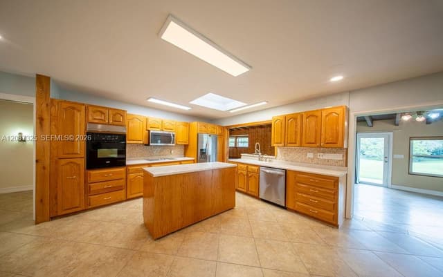 4391 SW 77th Ave, Davie FL 33328 - Davie, FL - Photo 4