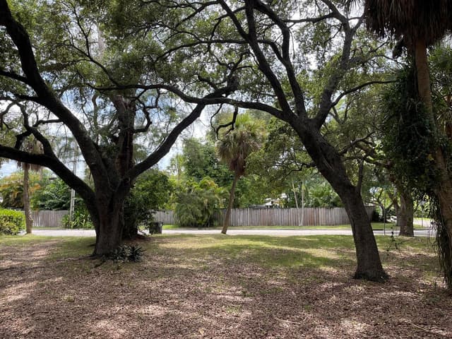 806 S LAKESIDE Drive, FL 33460 - Photo 3