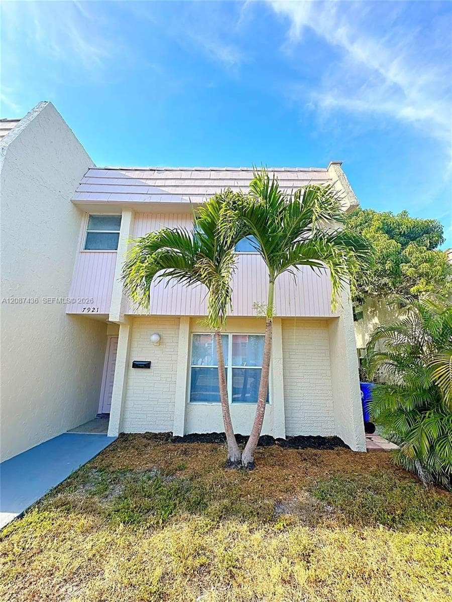 7921 SW 9th St, North Lauderdale FL 33068
