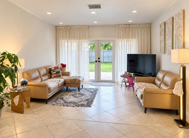 8284 SW 205th Ter, Cutler Bay FL 33189 - Cutler Bay, FL - Photo 2