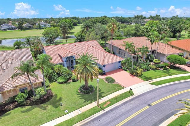 560 W Cypress Pointe Dr W, Pembroke Pines FL 33027 - Pembroke Pines, FL - Photo 2