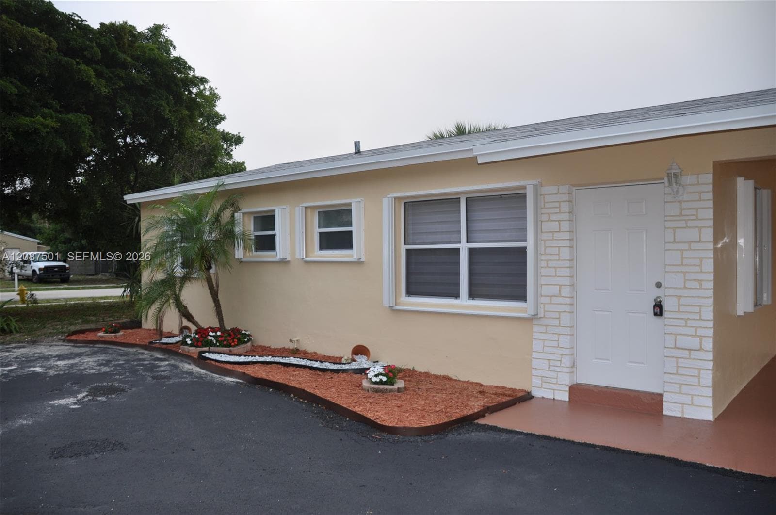 571 NE 61st St, Oakland Park FL 33334 - Oakland Park, FL - Photo 1