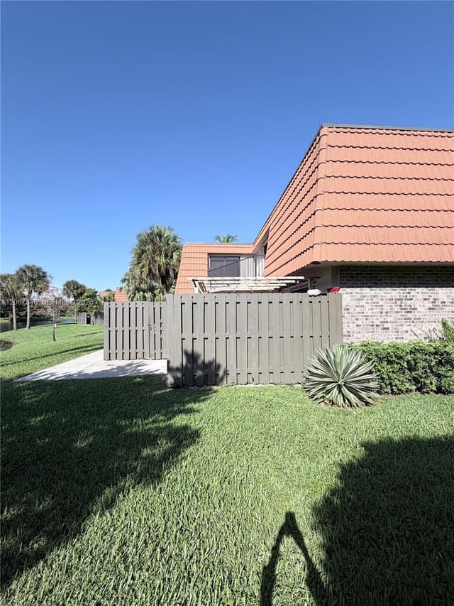 11006 N Harmony Lake Cir, Davie FL 33324 - Davie, FL - Photo 2
