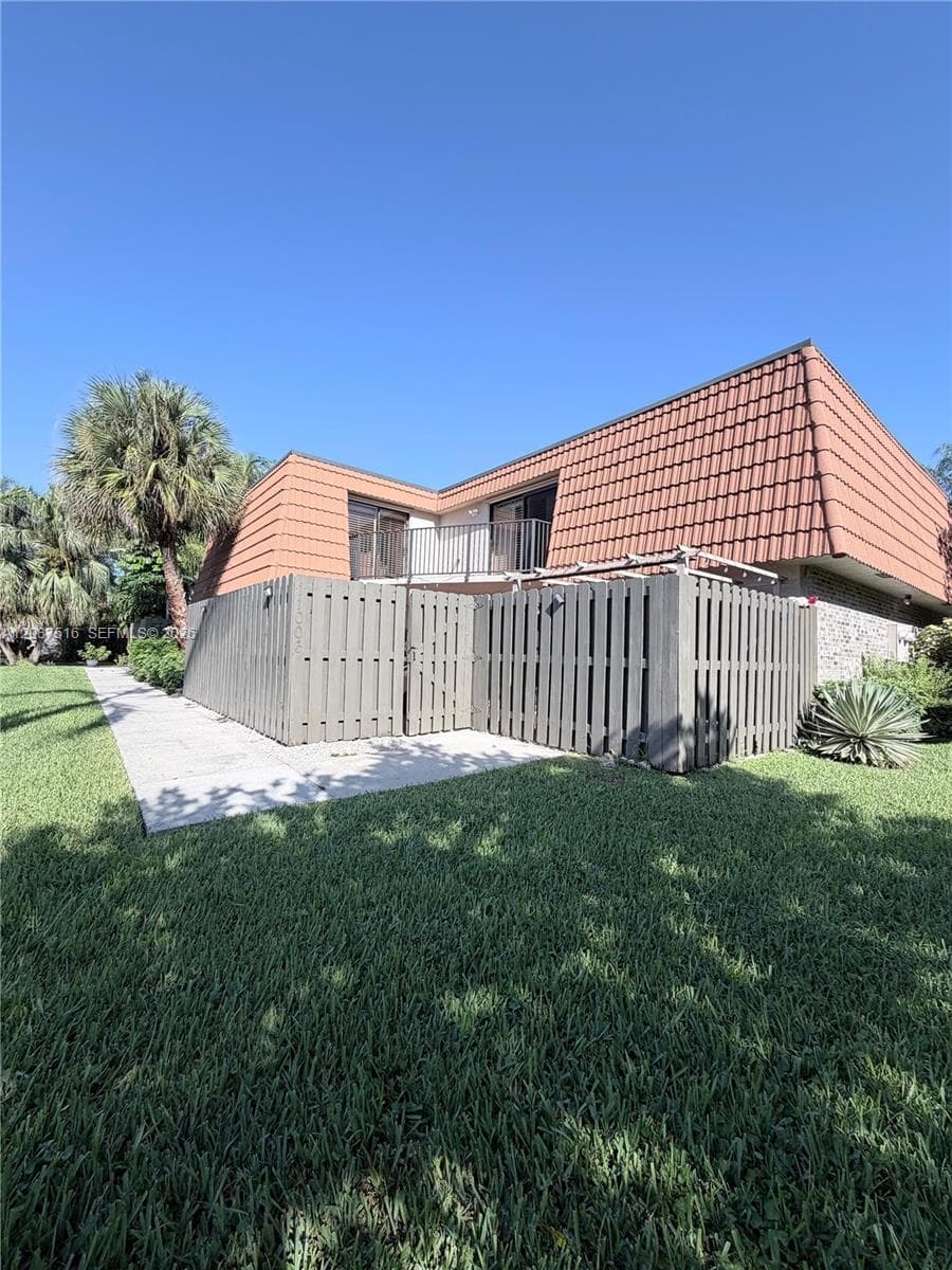 11006 N Harmony Lake Cir, Davie FL 33324 - Davie, FL - Photo 1