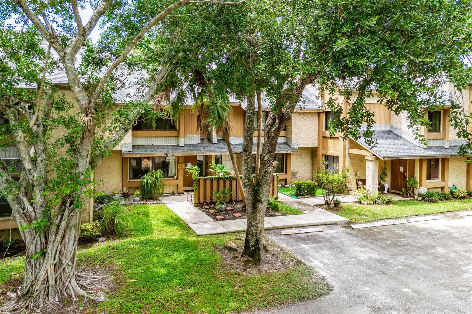 209 Wimbledon Lakes Drive, Plantation FL 33324